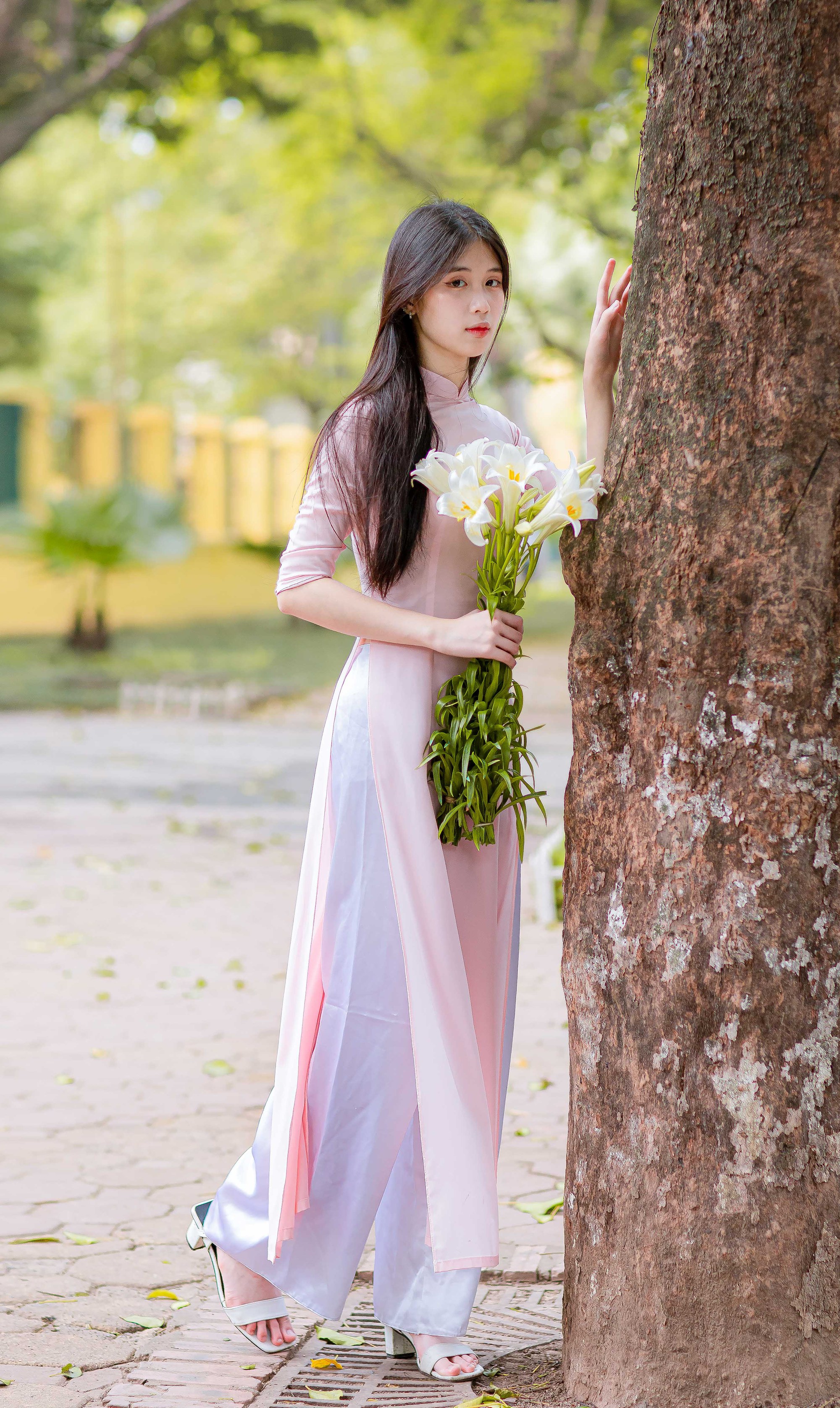 Thiếu nữ khoe sắc bên hoa loa kèn trắng tinh khôi, hương thơm dịu dàng - Ảnh 8.