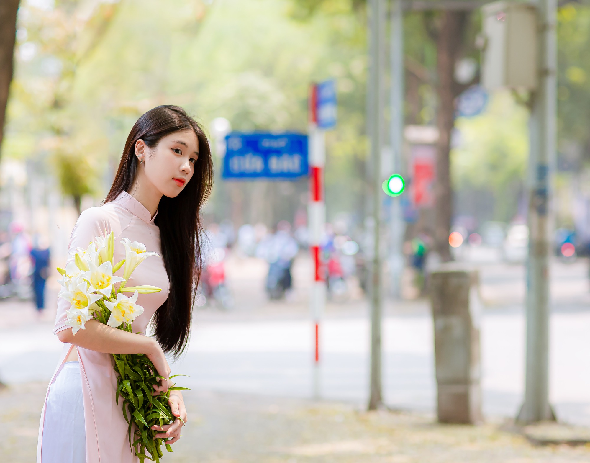 Thiếu nữ khoe sắc bên hoa loa kèn trắng tinh khôi, hương thơm dịu dàng
