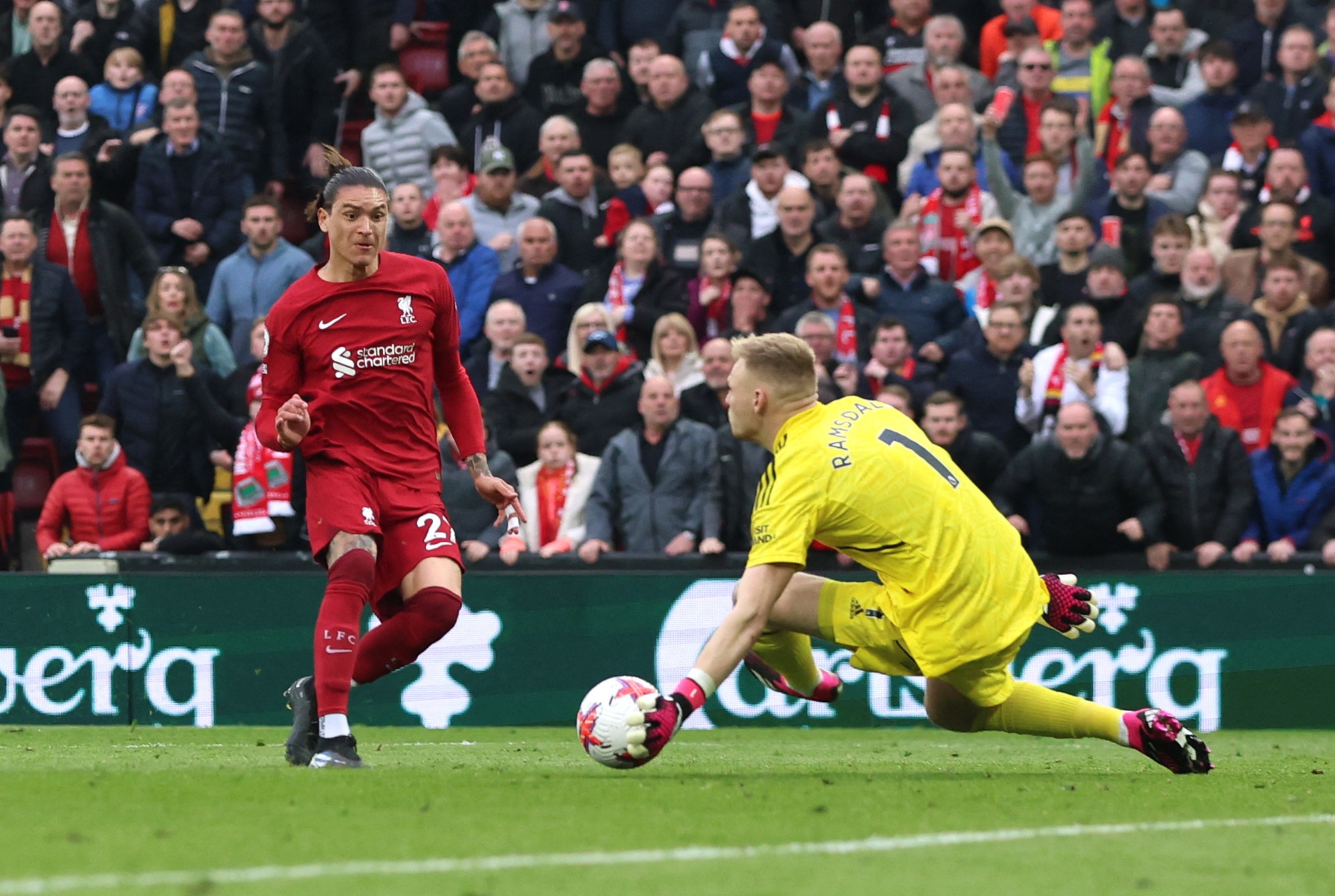 H&ograve;a nghẹt thở với Liverpool, Arsenal thổi lửa cuộc đua v&ocirc; địch - Ảnh 7.