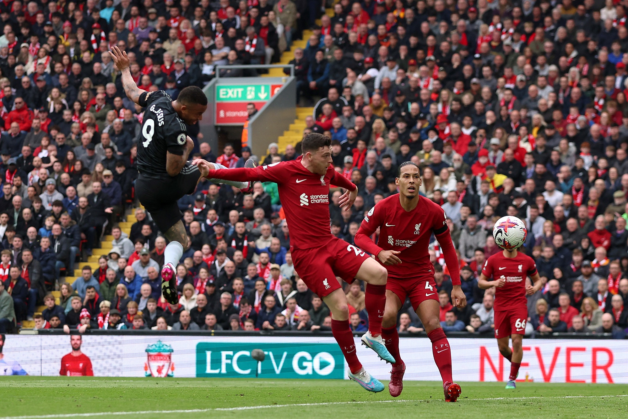 H&ograve;a nghẹt thở với Liverpool, Arsenal thổi lửa cuộc đua v&ocirc; địch - Ảnh 3.