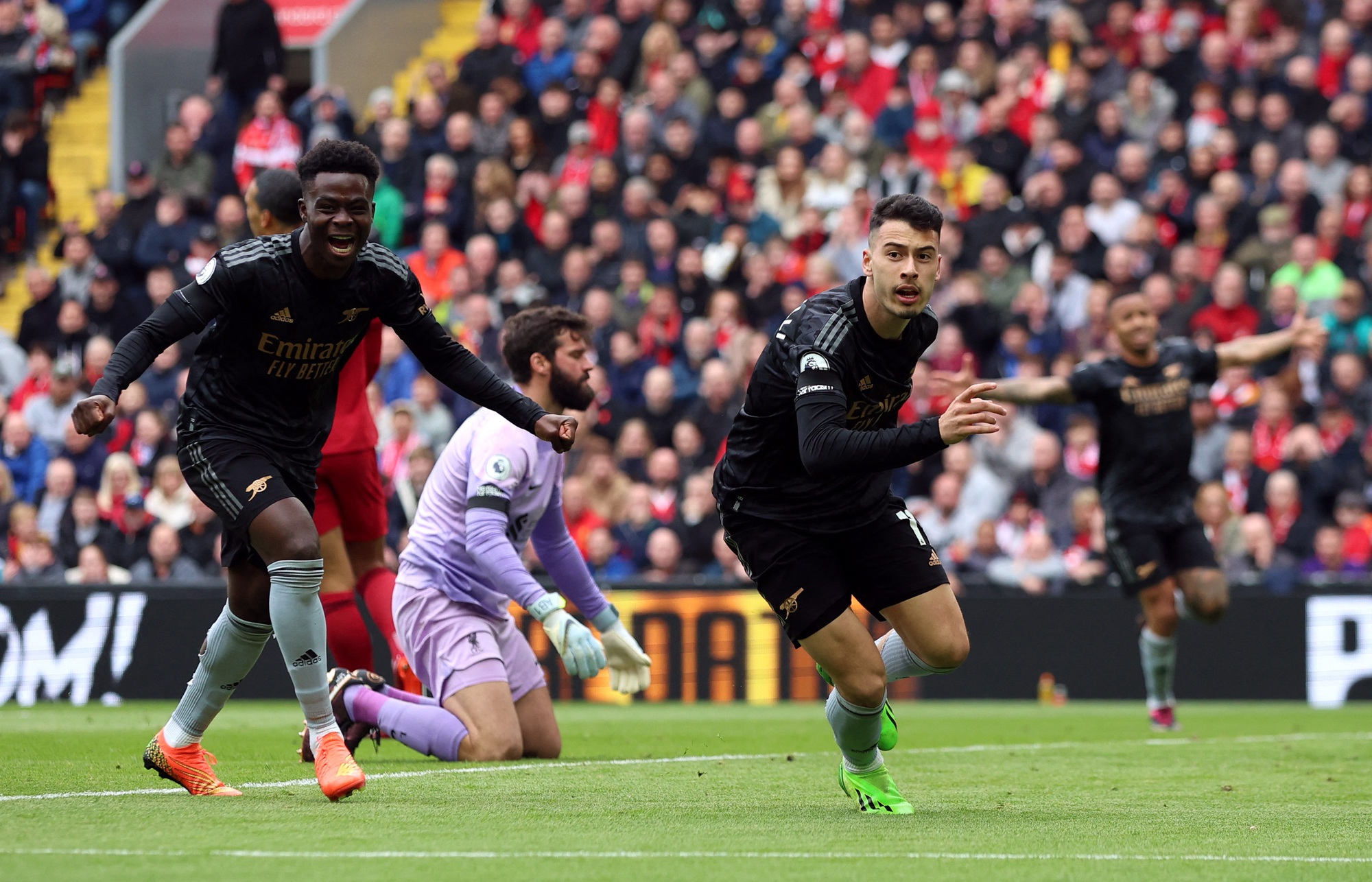 H&ograve;a nghẹt thở với Liverpool, Arsenal thổi lửa cuộc đua v&ocirc; địch - Ảnh 2.