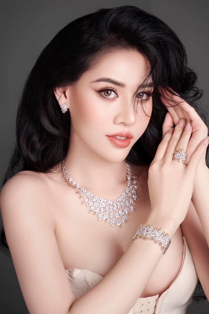 Tân Hoa hậu Nguyễn Hà Dịu Thảo lộ ảnh thời chưa chuyển giới - Ảnh 4.