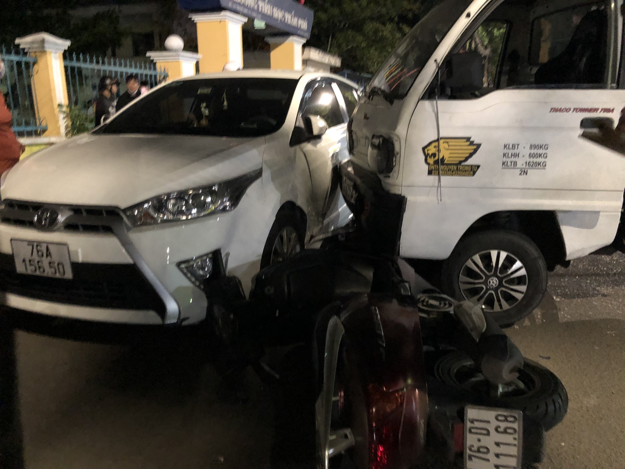 &Ocirc; t&ocirc; tải mất l&aacute;i t&ocirc;ng h&agrave;ng loạt xe m&aacute;y khiến nhiều người bị thương - Ảnh 3.