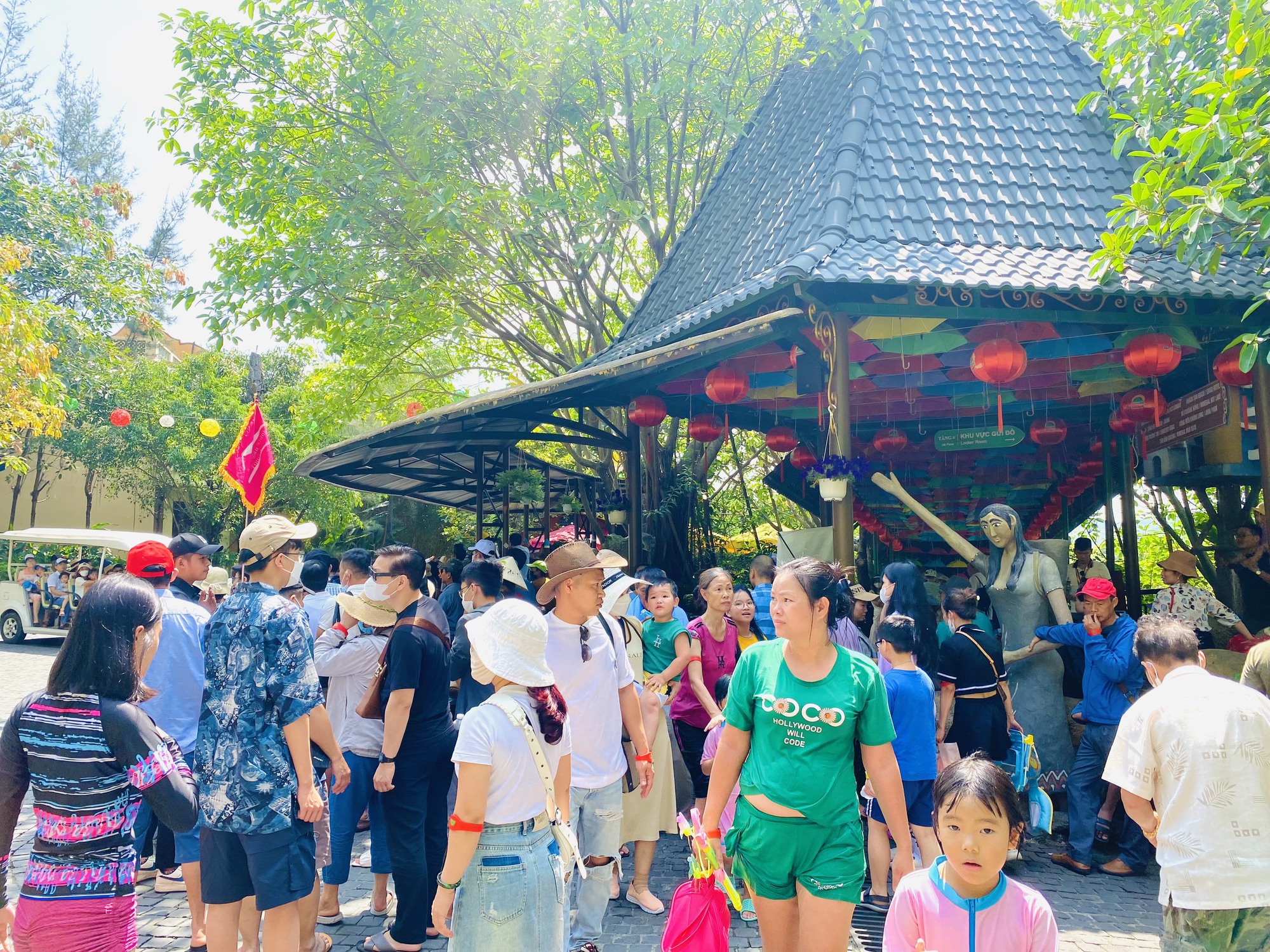 Bất ngờ lượng du khách đến tham quan Đà Nẵng - Ảnh 2.
