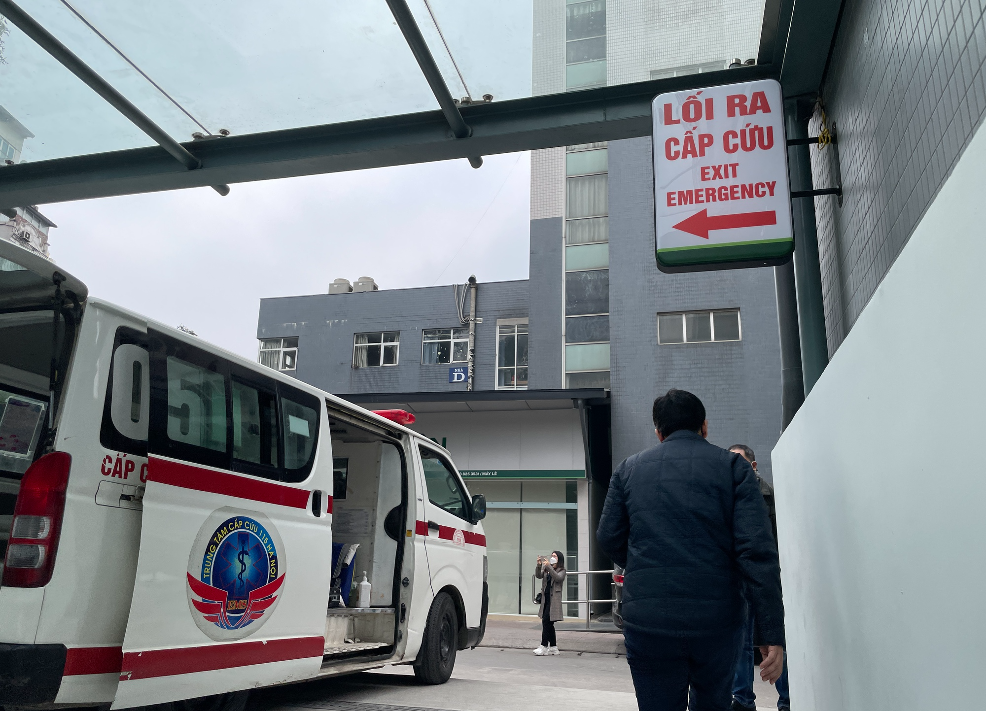 Hai ngày nghỉ lễ, hơn 2.000 ca khám do COVID-19