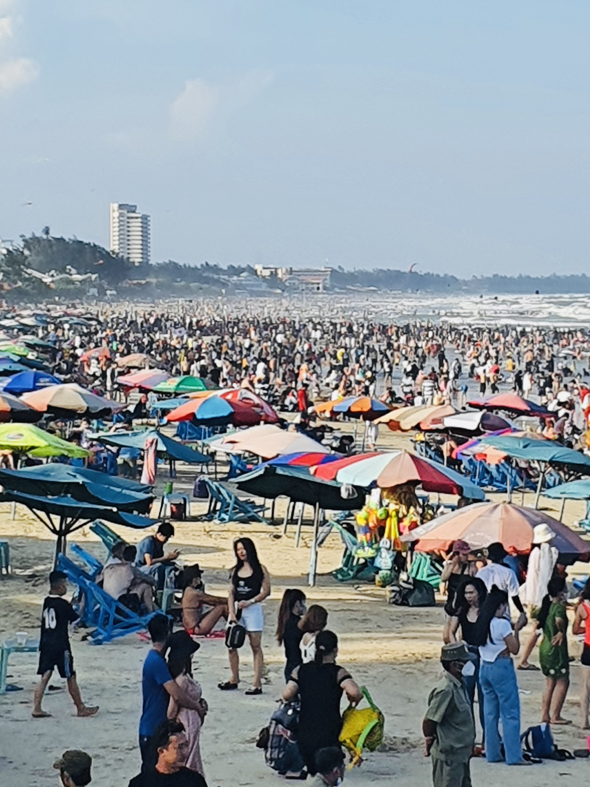 Biển người chen chúc nhau ở các bãi tắm Vũng Tàu