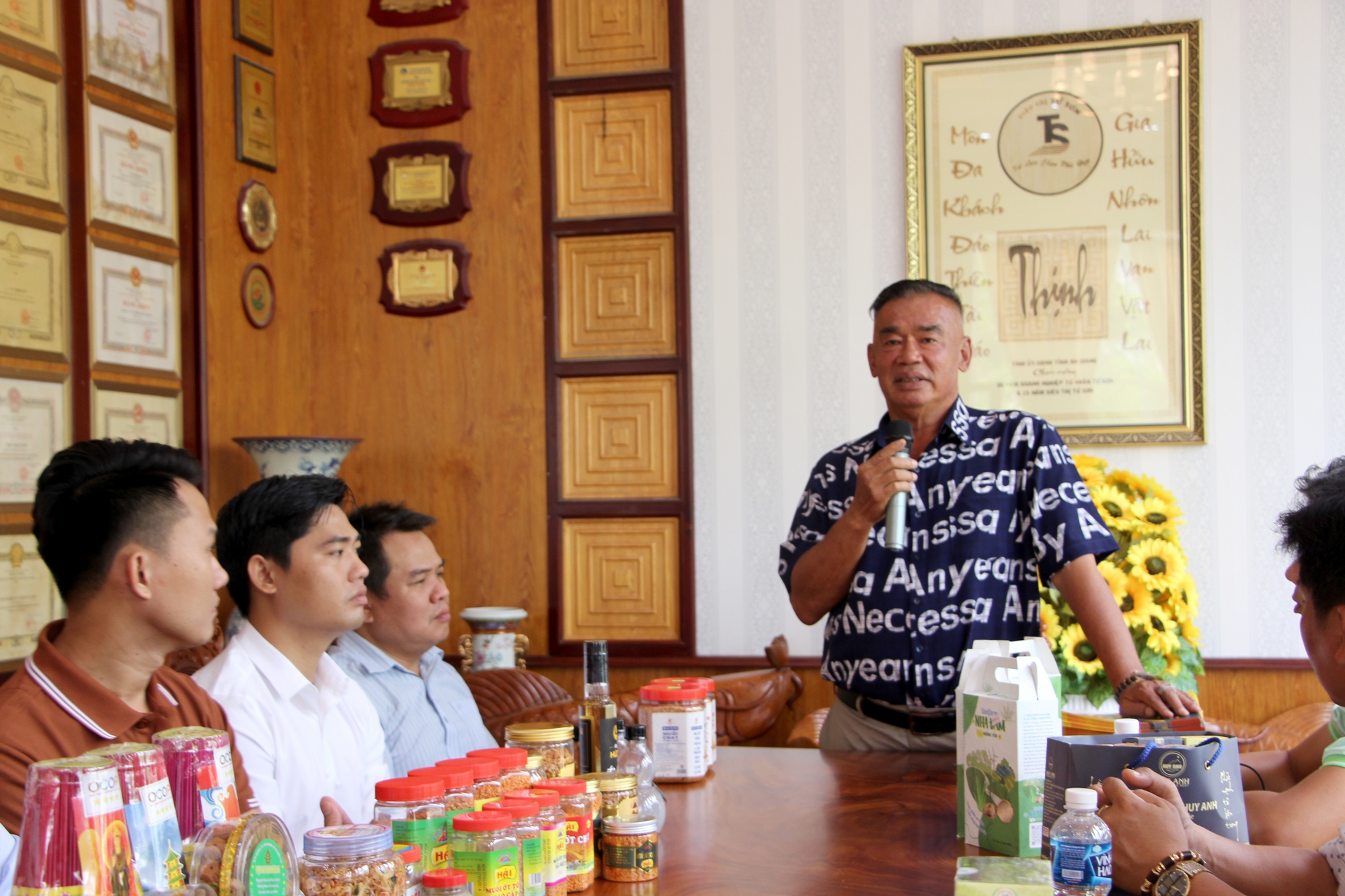Đưa hàng ngàn đặc sản nổi tiếng về vùng biên An Giang - Ảnh 1.