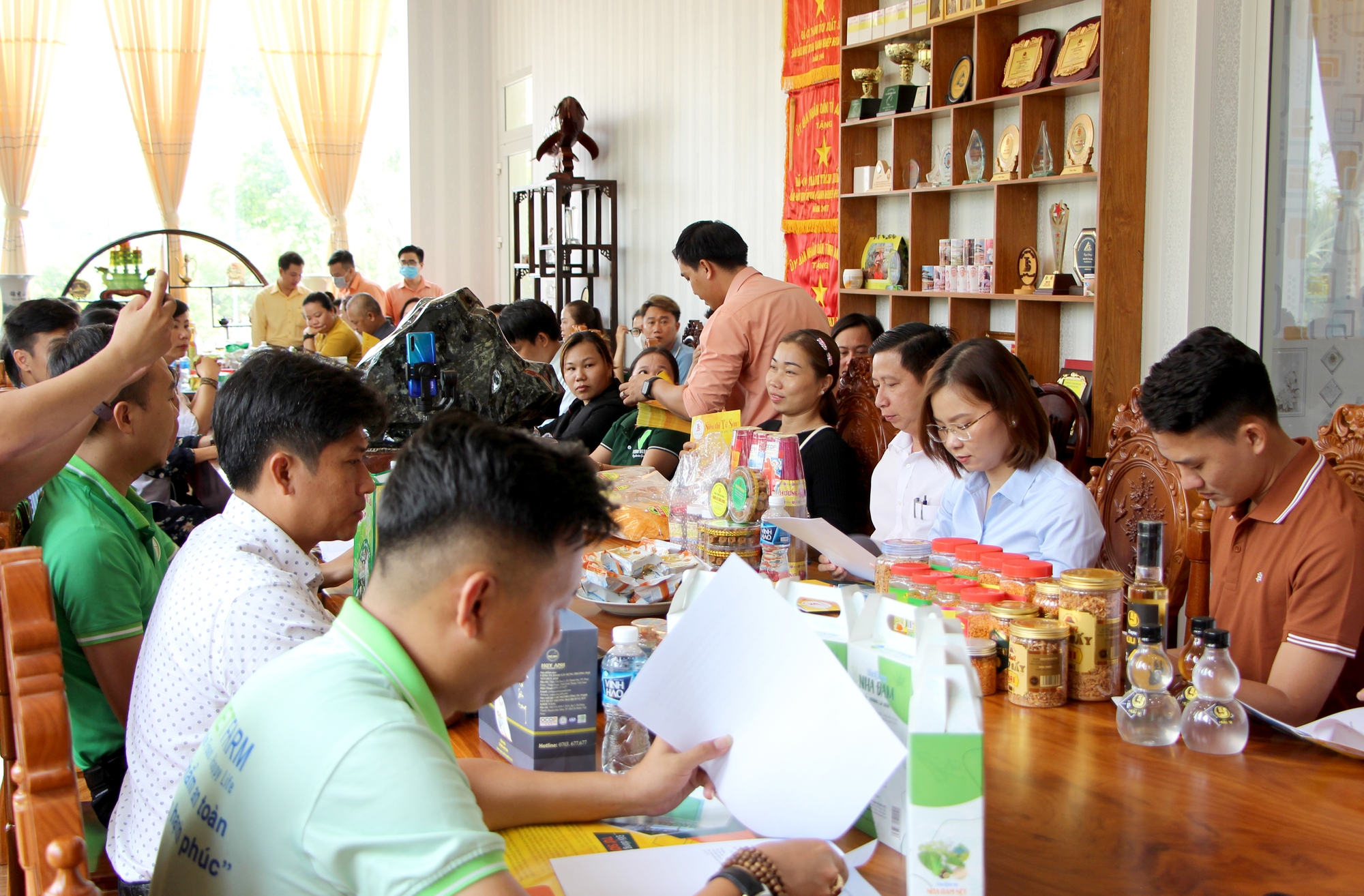 Đưa hàng ngàn đặc sản nổi tiếng về vùng biên An Giang - Ảnh 3.