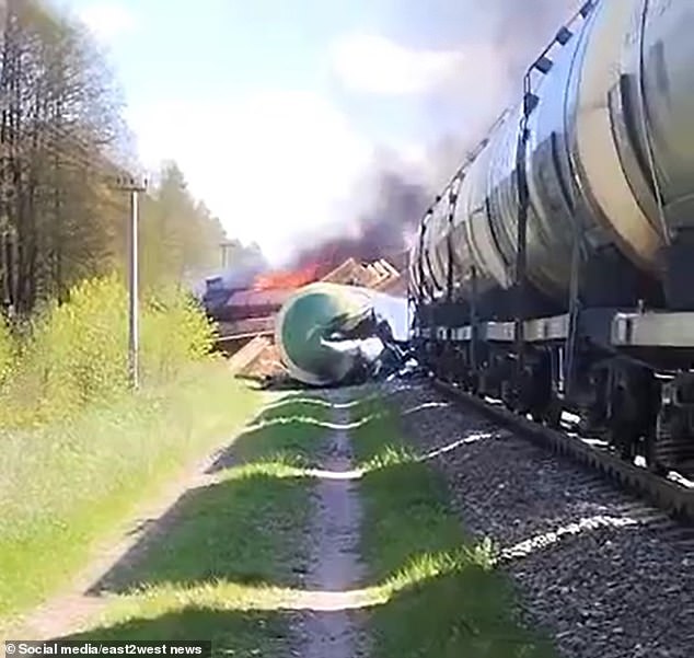 T&agrave;u Nga trật b&aacute;nh gần bi&ecirc;n giới Ukraine, ph&aacute;t hiện vật lạ tr&ecirc;n đường ray - Ảnh 1.