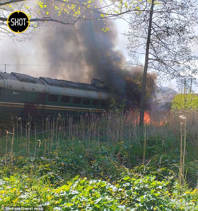 T&agrave;u Nga trật b&aacute;nh gần bi&ecirc;n giới Ukraine, ph&aacute;t hiện vật lạ tr&ecirc;n đường ray - Ảnh 2.