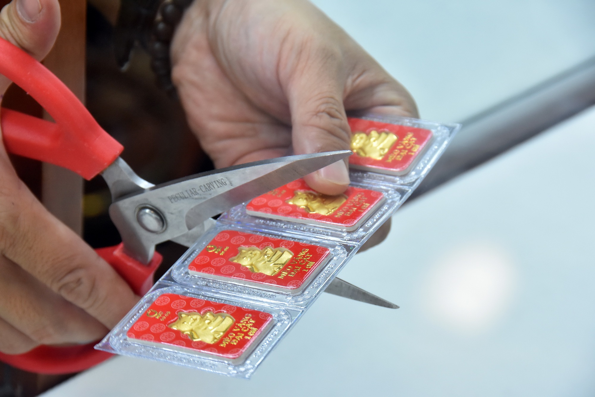 Giá vàng hôm nay 2-5: Đồng USD tăng giá dữ dội, vàng giảm mạnh