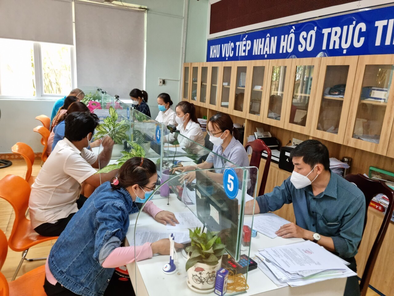 Cực chẳng đã người lao động mới "bán lúa non"