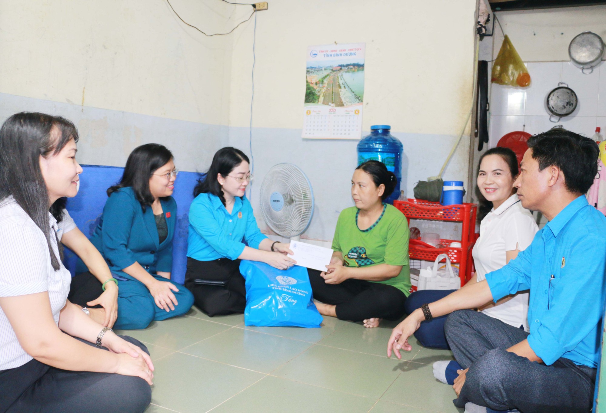 Bình Dương: Thăm, tặng quà cho công nhân khó khăn