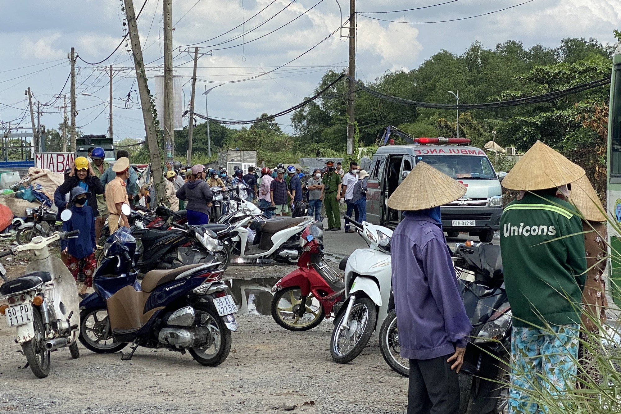2 mẹ con gặp nạn thương t&acirc;m với xe bu&yacute;t ở TP Thủ Đức - Ảnh 1.