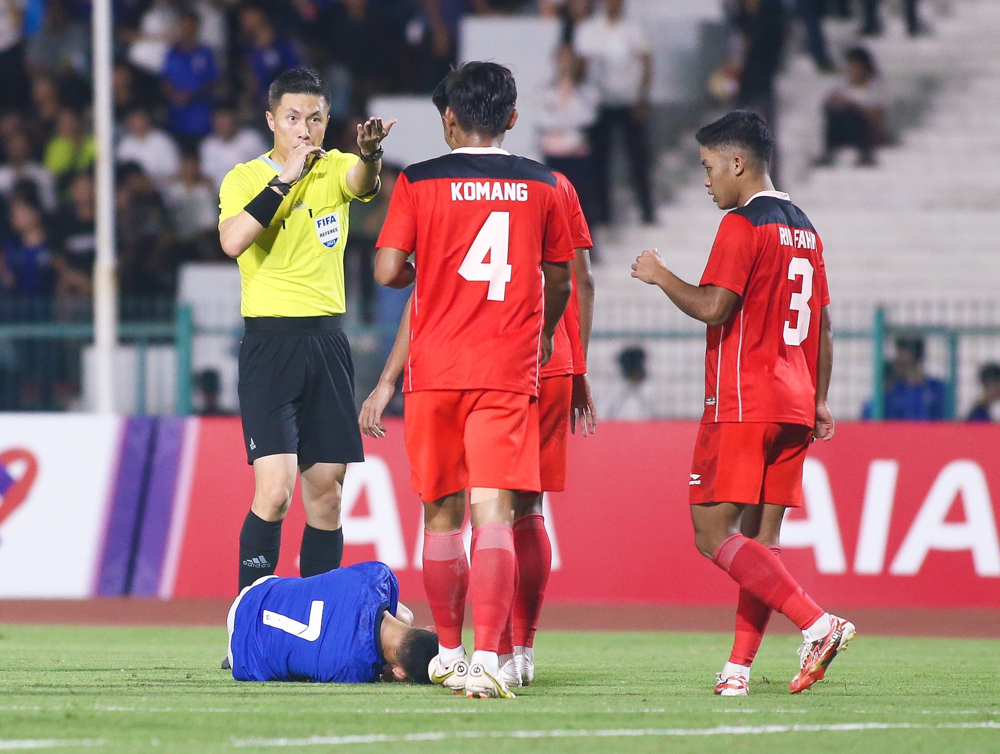 Thua U22 Indonesia, b&oacute;ng đ&aacute; Campuchia dừng ch&acirc;n ở v&ograve;ng bảng SEA Games 32 - Ảnh 1.