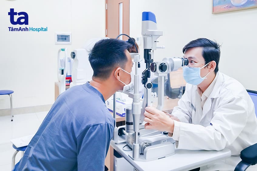 Mắt mờ như phủ sương mù sau khi bị trái banh đập vào đầu