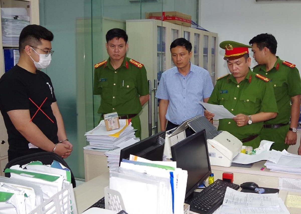 Nhân viên ngân hàng cho vay "tín dụng đen" thuê giang hồ ném chất bẩn để siết nợ