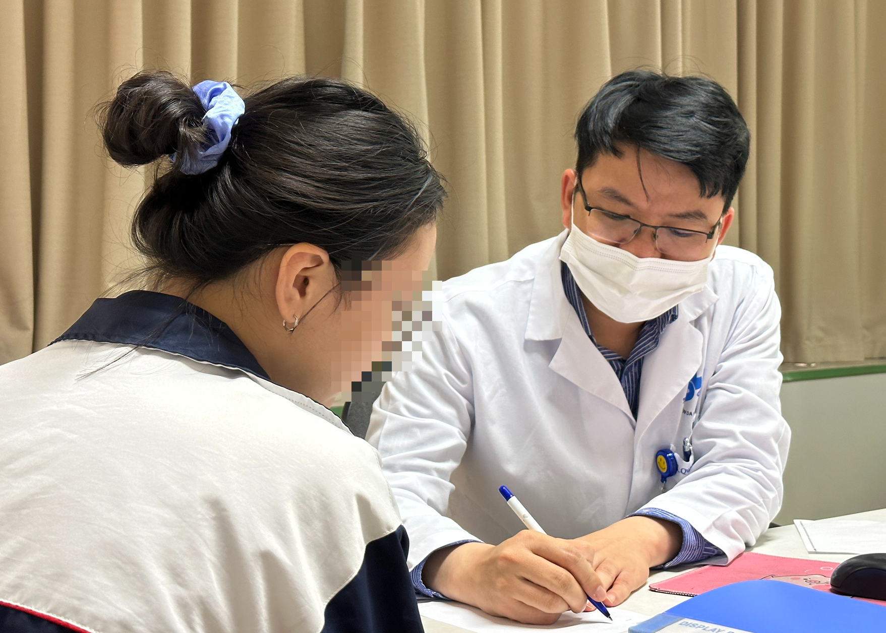 L&agrave;m đẹp da đi dự sự kiện, c&ocirc; g&aacute;i trẻ kh&ocirc;ng d&aacute;m soi gương - Ảnh 1.