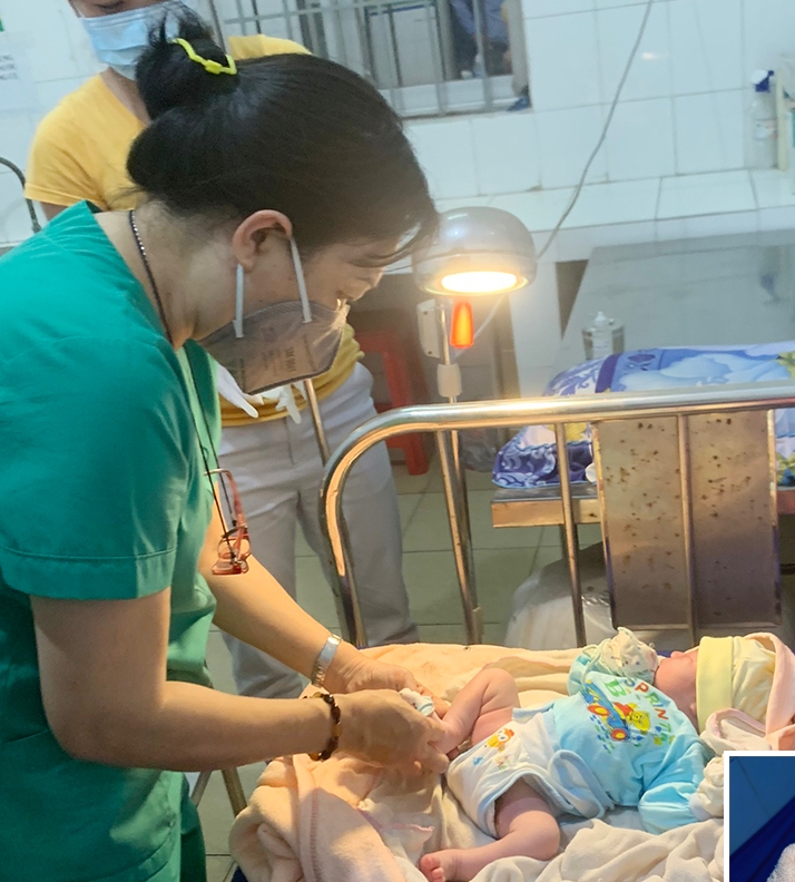Đồng Nai: Bé trai sơ sinh bị bỏ rơi ở nhà vệ sinh lúc trời vừa tối - Ảnh 1.
