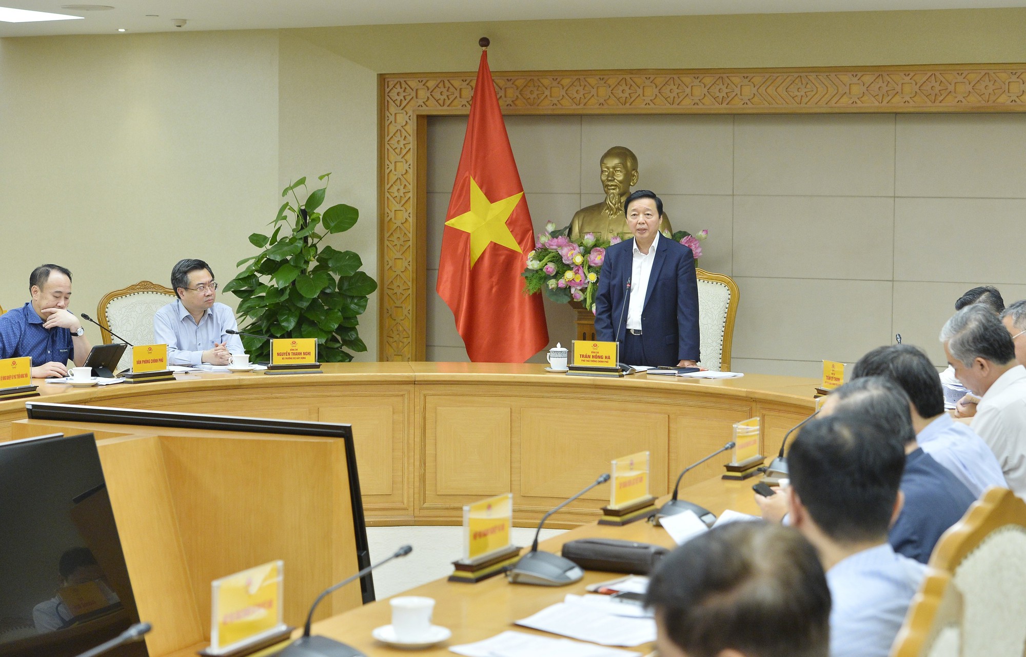 Ph&oacute; Thủ tướng: Cần quy định ph&ograve;ng ch&aacute;y, chữa ch&aacute;y nghi&ecirc;m ngặt đối với kinh doanh gas, karaoke... - Ảnh 1.