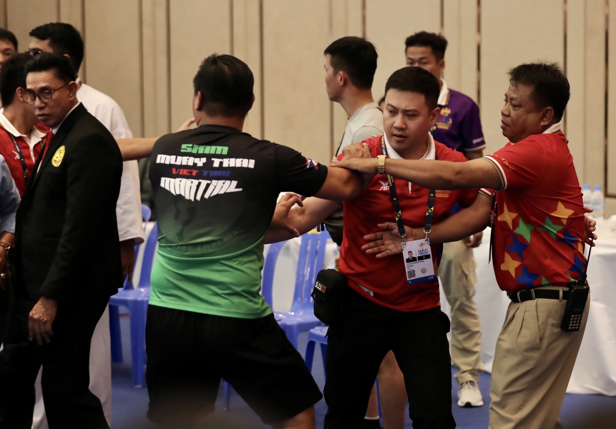 Tuyển Pencak Silat Việt Nam giành vàng sau cú bẻ tay, HLV Indonesia nổi đóa