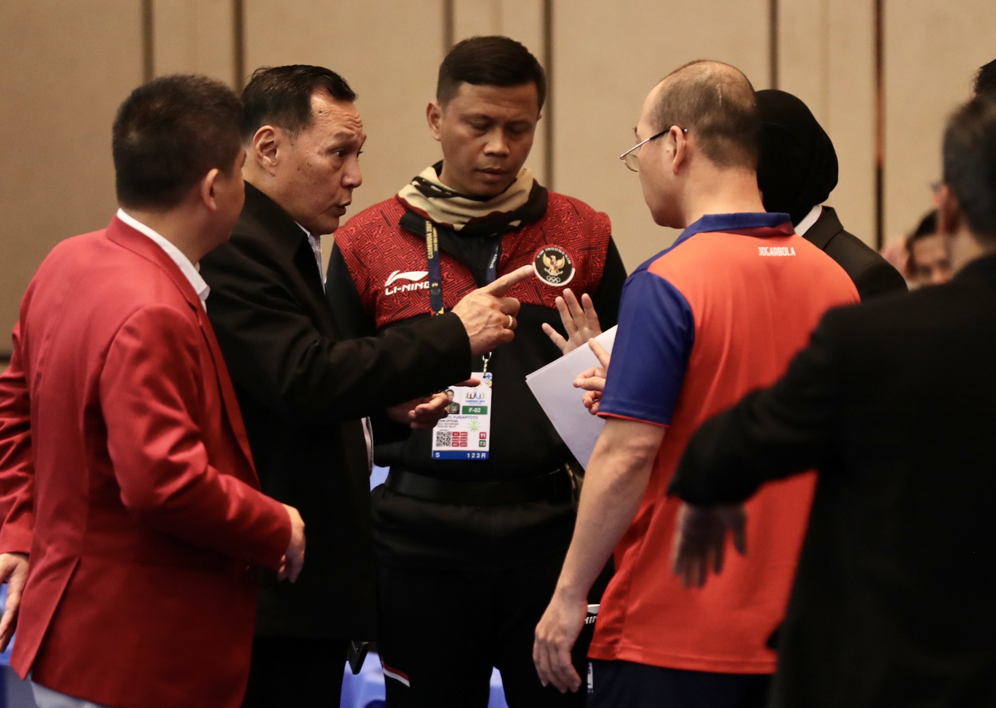 Tuyển Pencak Silat Việt Nam giành vàng sau cú bẻ tay, HLV Indonesia nổi đóa - Ảnh 2.