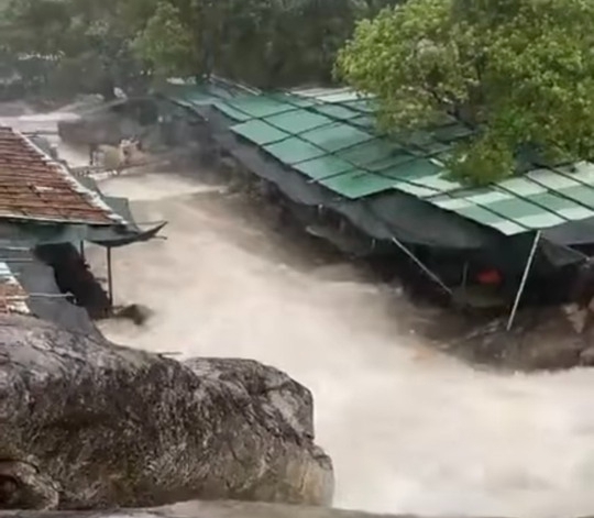 Đang tắm th&aacute;c, du kh&aacute;ch hoảng hốt khi gặp lũ qu&eacute;t - Ảnh 3.