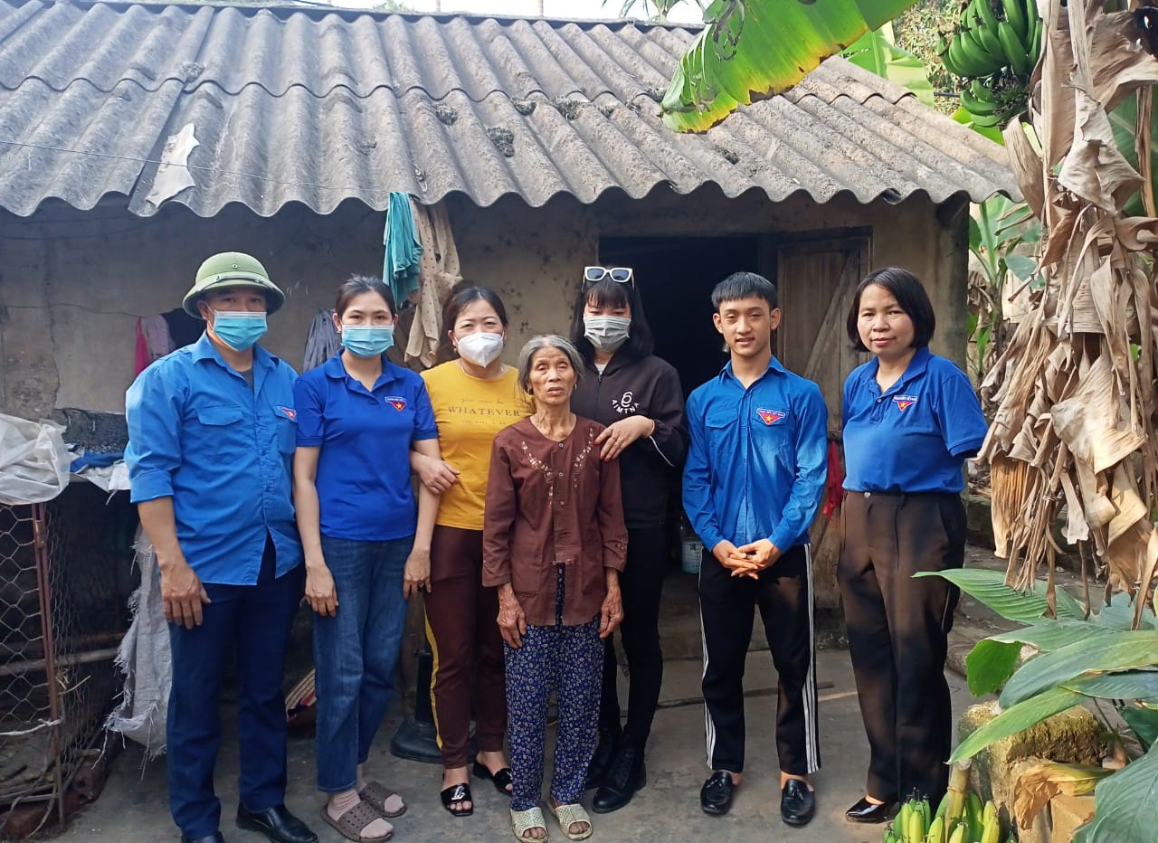 Hết l&ograve;ng gi&uacute;p người khuyết tật - Ảnh 2.