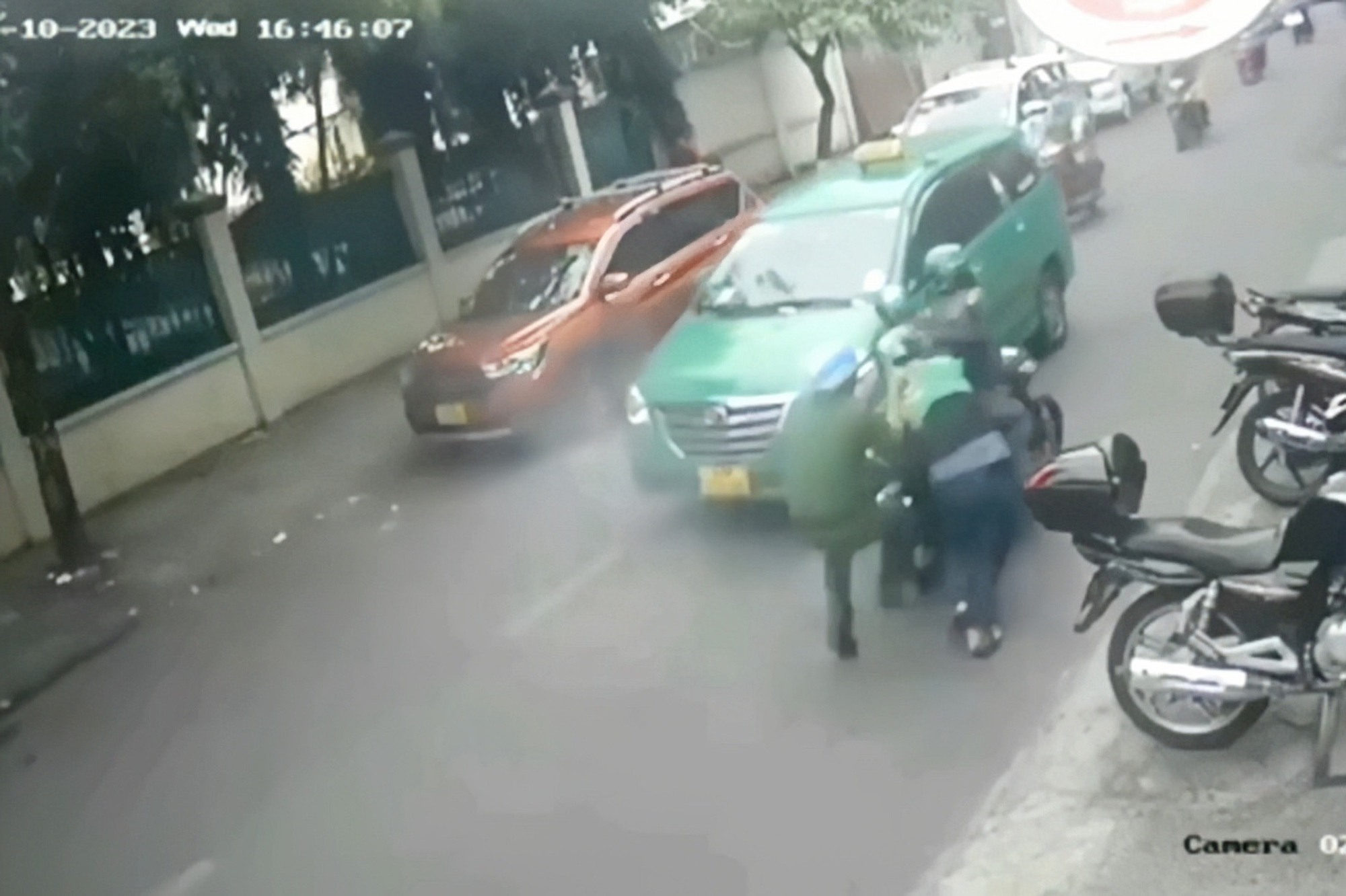 CLIP: Bị xịt hơi cay, anh c&ocirc;ng an vẫn quật ng&atilde; đối tượng nghi l&agrave; trộm - Ảnh 1.