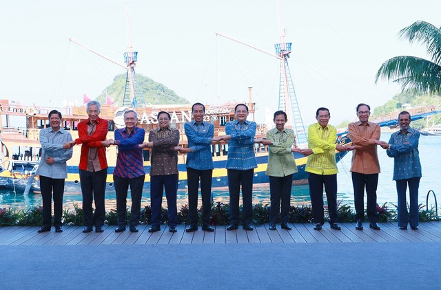 Thủ tướng Phạm Minh Ch&iacute;nh họp hẹp c&ugrave;ng c&aacute;c nh&agrave; l&atilde;nh đạo ASEAN - Ảnh 4.