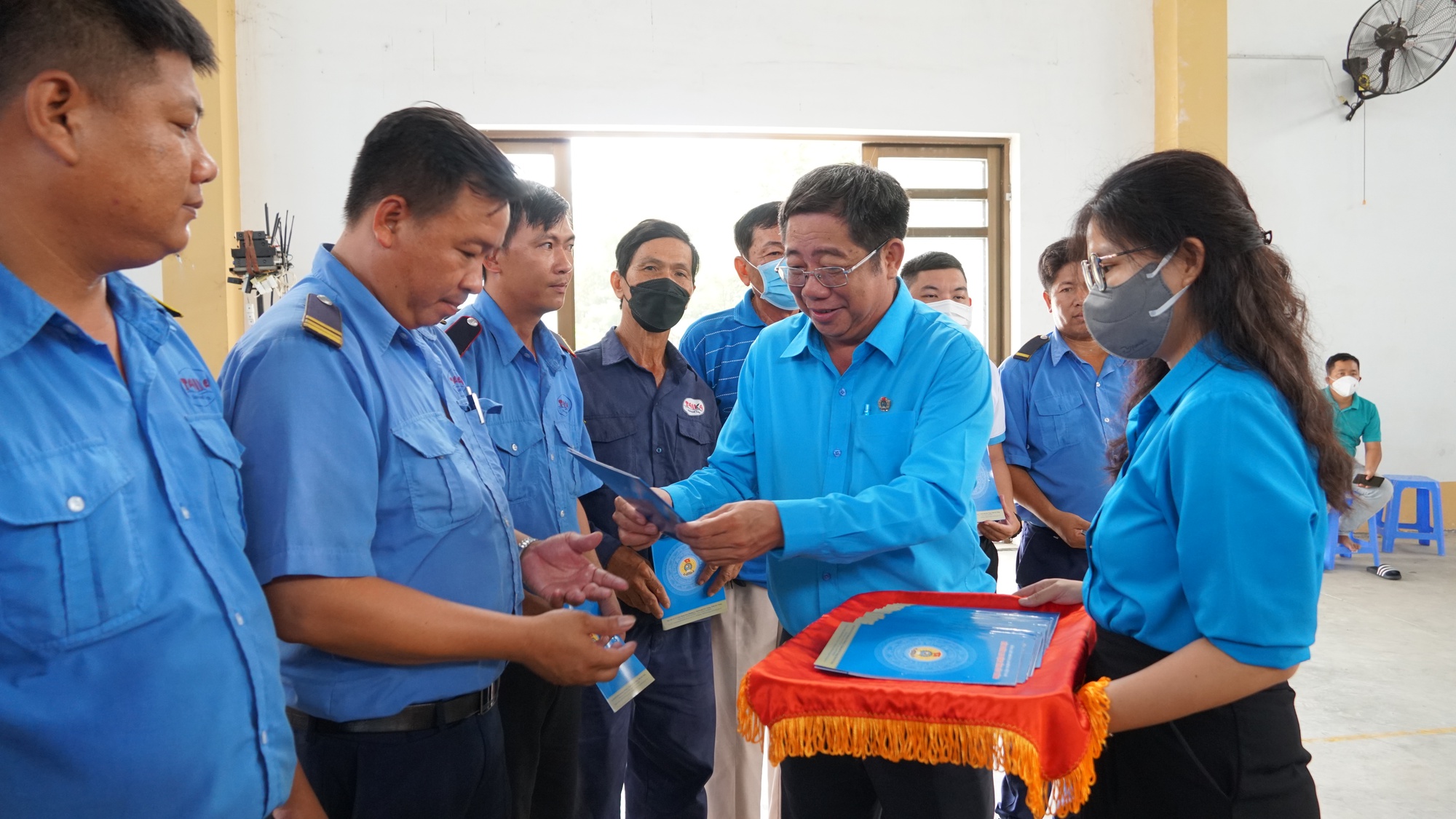 B&iacute; thư Tỉnh ủy S&oacute;c Trăng đến từng ph&ograve;ng trọ thăm hỏi, động vi&ecirc;n c&ocirc;ng nh&acirc;n - Ảnh 5.