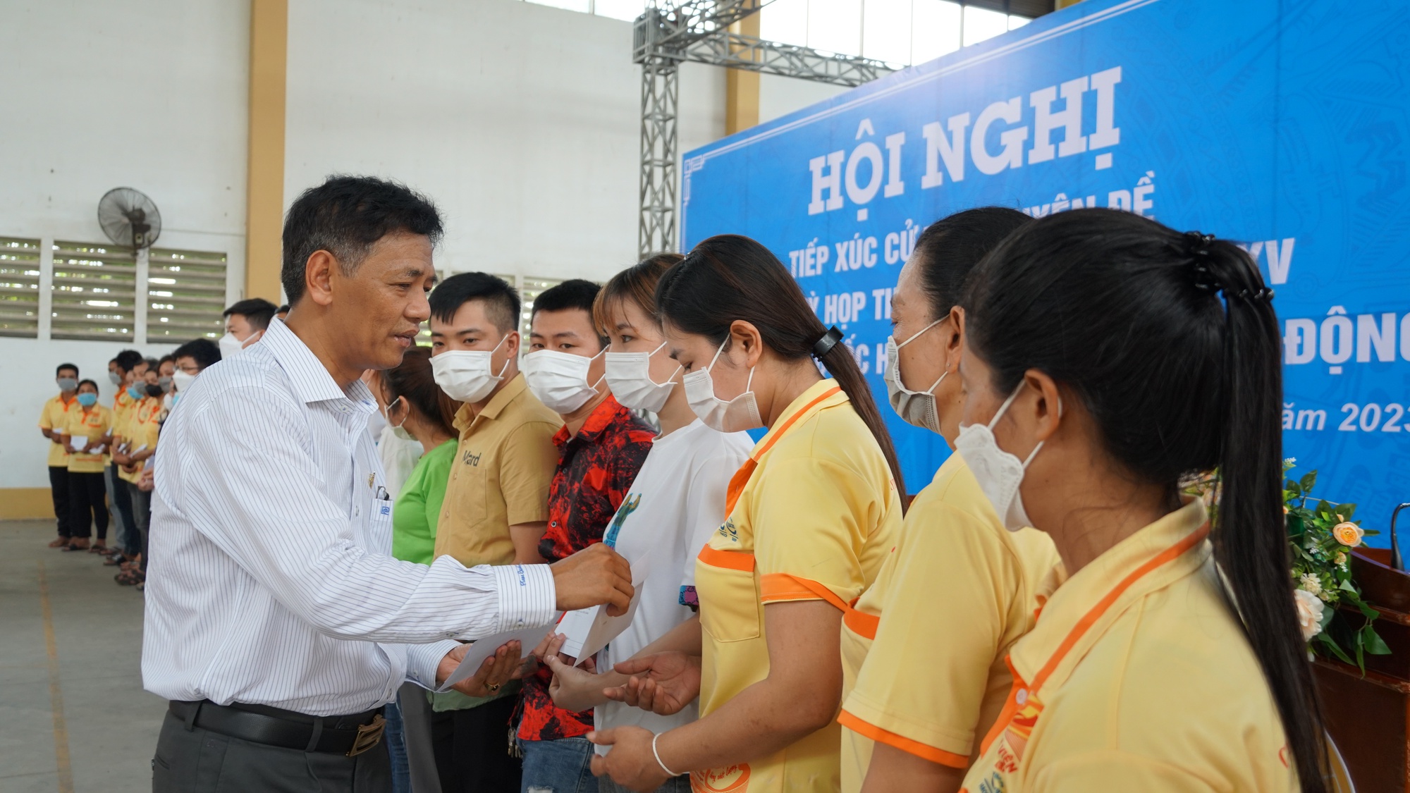 B&iacute; thư Tỉnh ủy S&oacute;c Trăng đến từng ph&ograve;ng trọ thăm hỏi, động vi&ecirc;n c&ocirc;ng nh&acirc;n - Ảnh 4.
