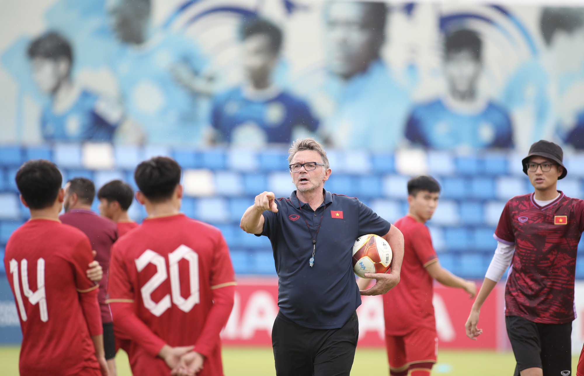 H&ograve;a U22 Th&aacute;i Lan 1-1, Việt Nam đối đầu Indonesia ở b&aacute;n kết - Ảnh 2.