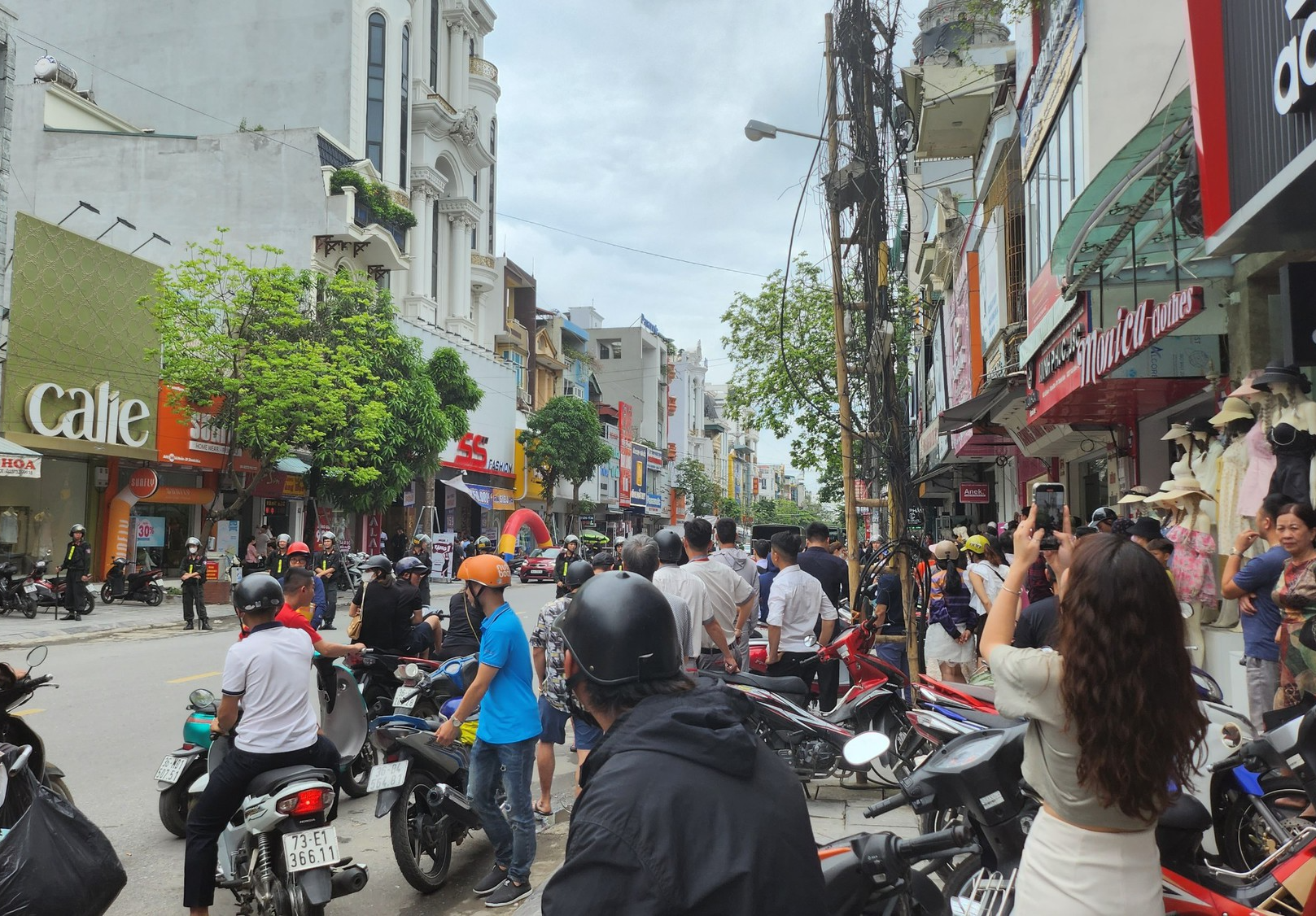 CLIP: Ngoài đại ca Tuấn "thần đèn", công an còn khám nhà một "anh chị" khác