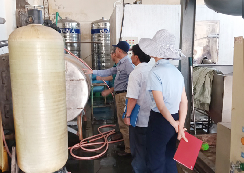 Tổng kiểm tra nhà máy sản xuất nước tinh khiết…có đỉa, phát hiện điều gì?