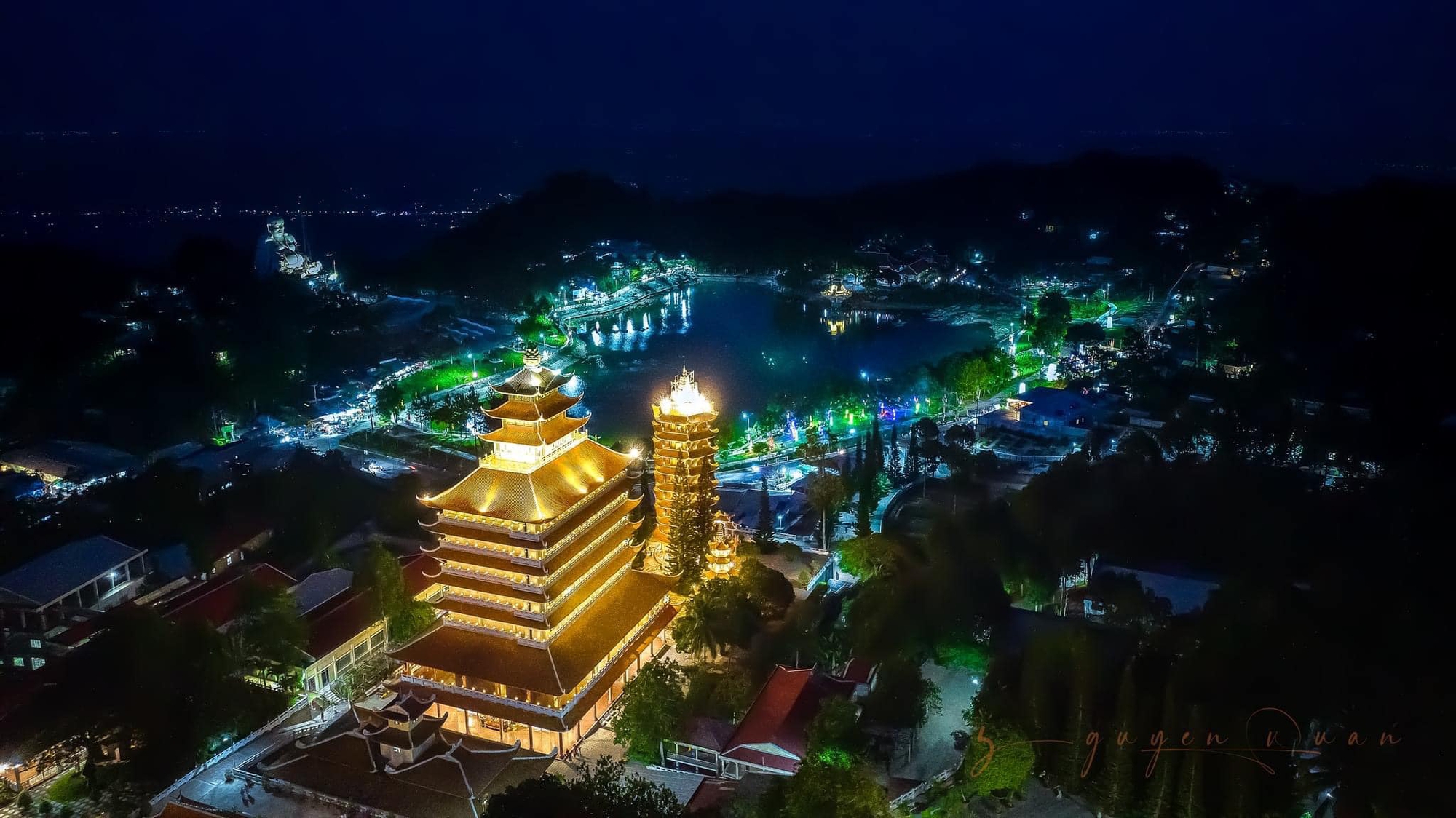 Kh&uacute;c h&aacute;t m&acirc;y ng&agrave;n giữa trời xanh N&uacute;i Cấm - Ảnh 1.