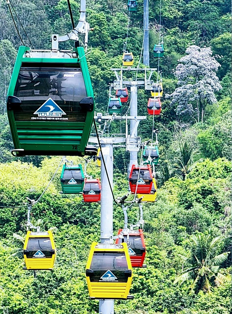 Kh&uacute;c h&aacute;t m&acirc;y ng&agrave;n giữa trời xanh N&uacute;i Cấm - Ảnh 3.