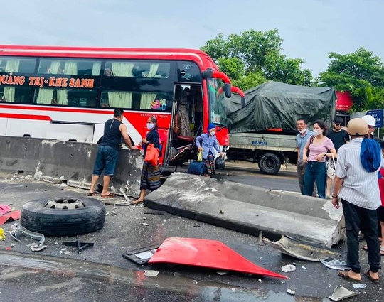 Xe khách chở 16 người lao vào dải phân cách, 1 bánh văng khỏi xe