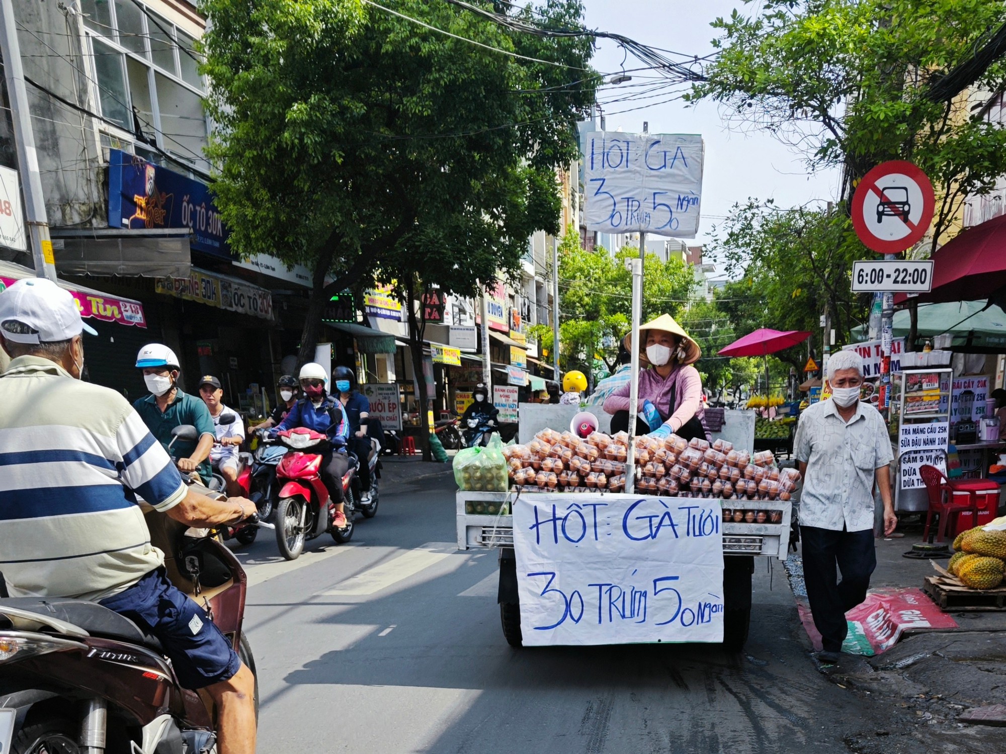 Trứng g&agrave; gi&aacute; rẻ tr&agrave;n xuống đường ở TP HCM - Ảnh 2.