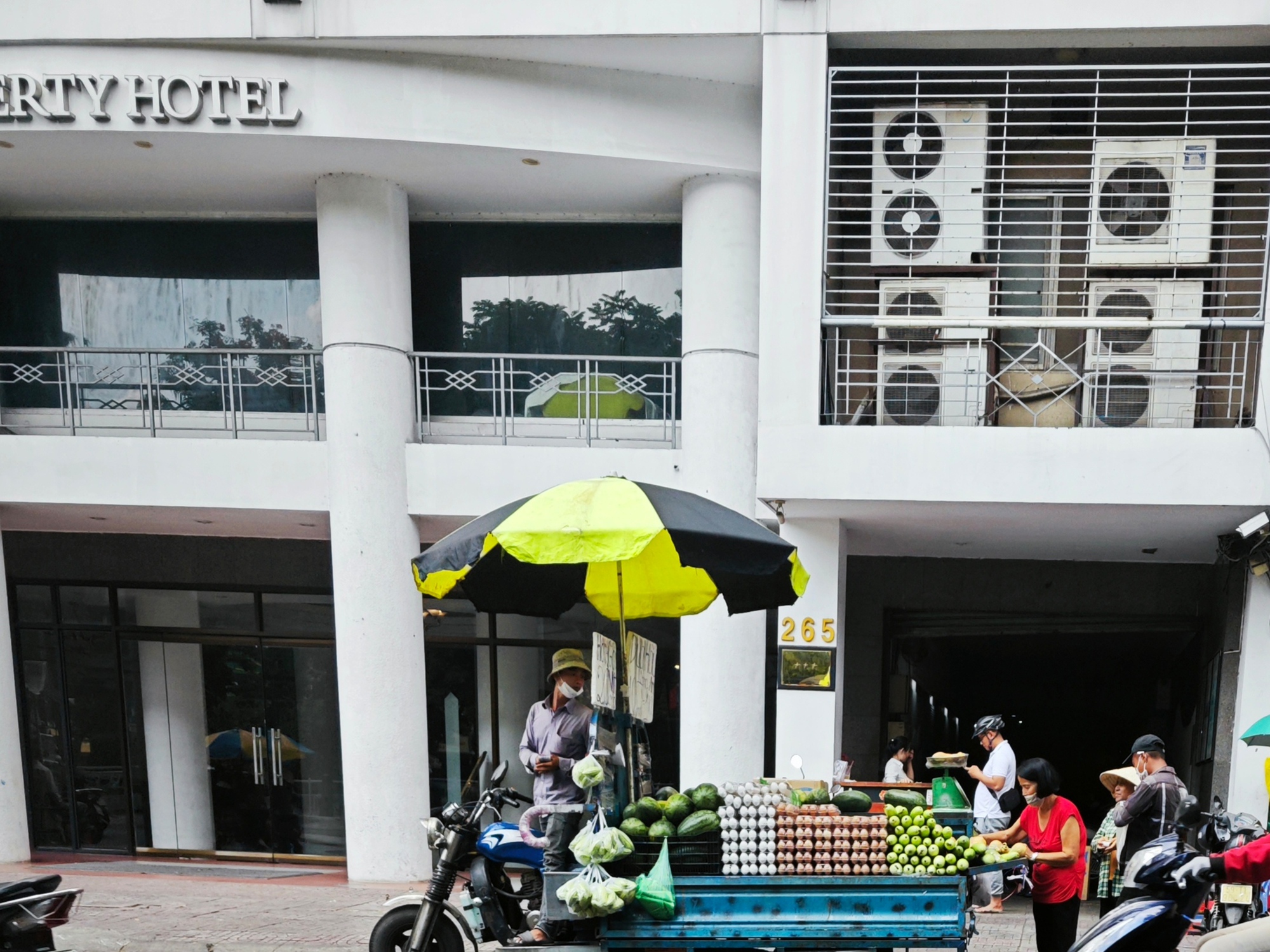 Trứng g&agrave; gi&aacute; rẻ tr&agrave;n xuống đường ở TP HCM - Ảnh 6.