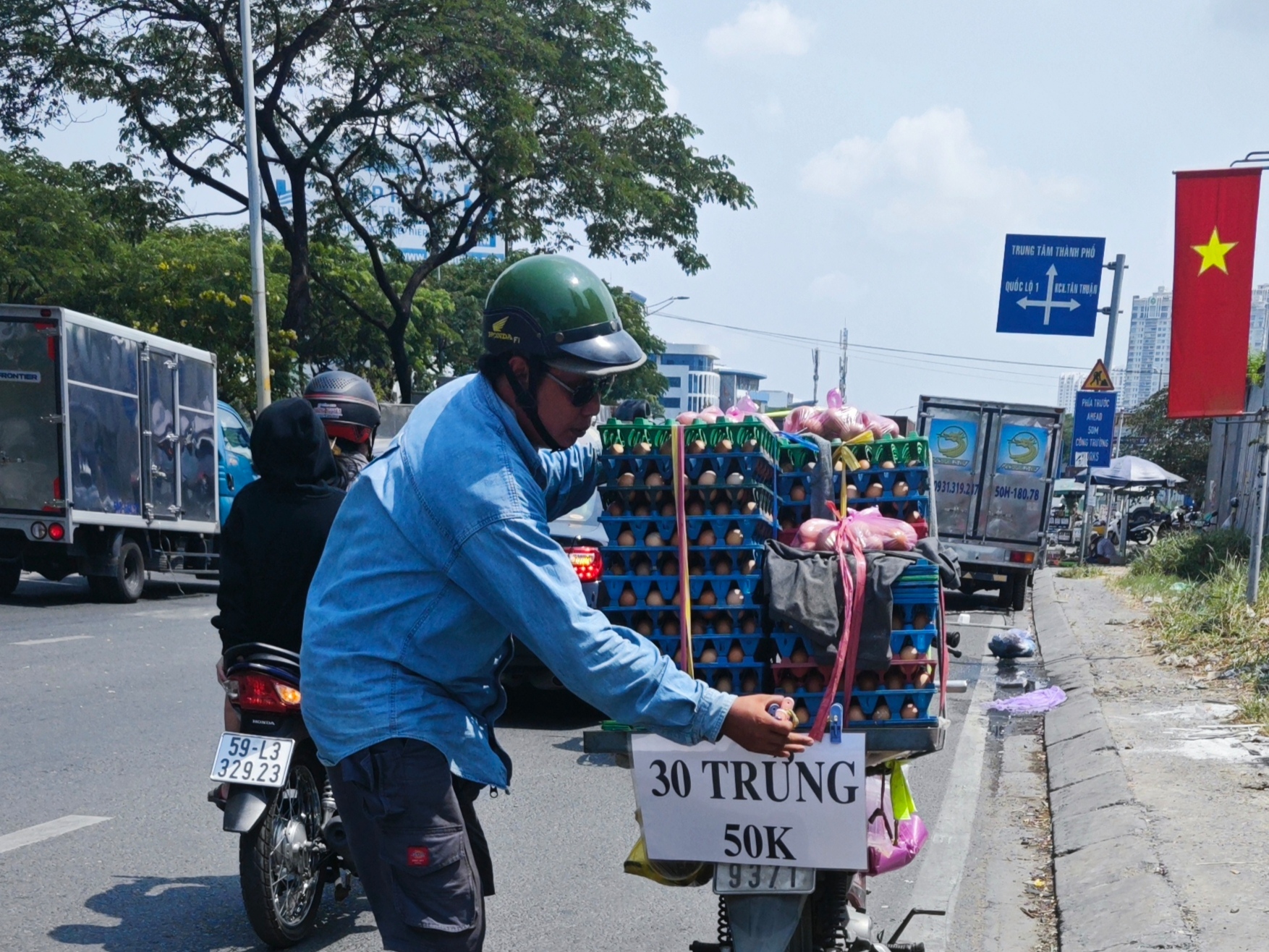 Trứng g&agrave; gi&aacute; rẻ tr&agrave;n xuống đường ở TP HCM - Ảnh 1.