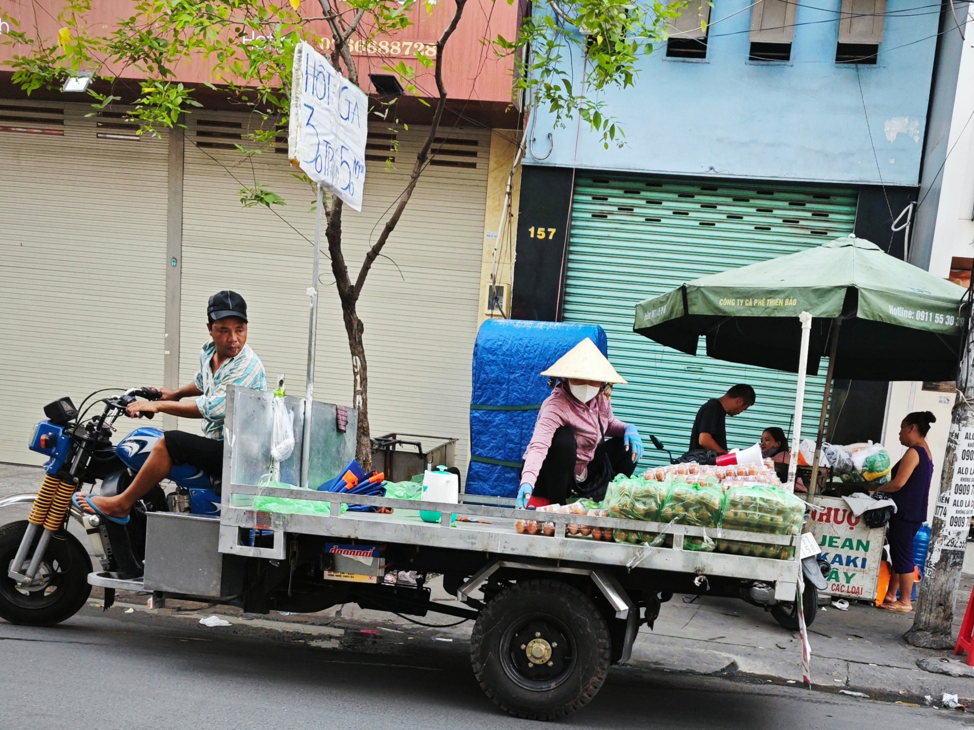 Trứng g&agrave; gi&aacute; rẻ tr&agrave;n xuống đường ở TP HCM - Ảnh 3.