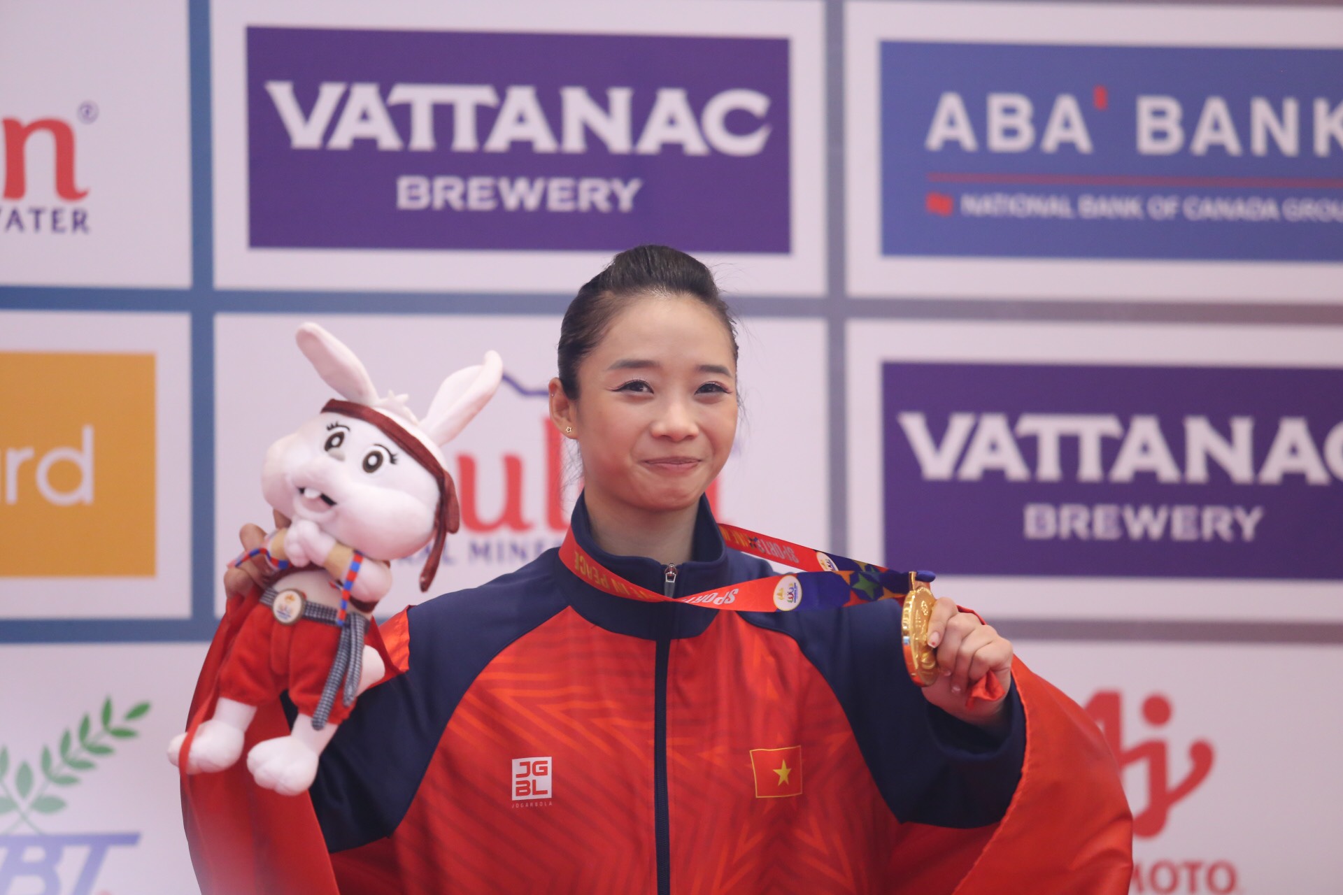 Người đẹp wushu Dương Th&uacute;y Vi mừng sinh nhật bằng HCV SEA Games - Ảnh 3.