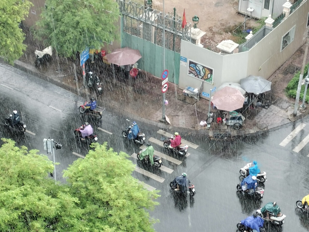 Vì sao TP HCM trời âm u cả ngày?