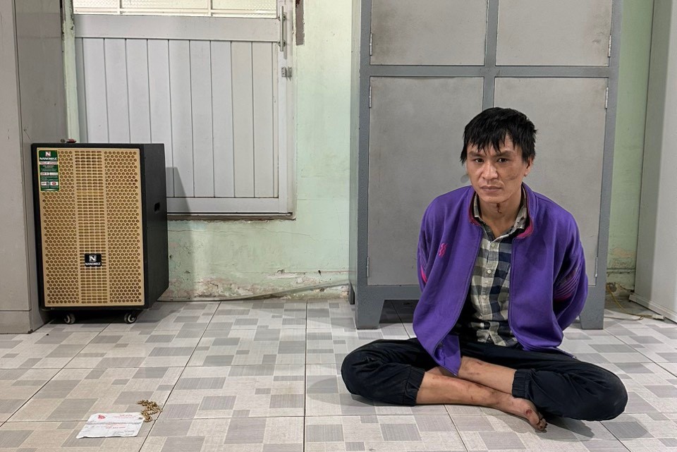 Công an truy đuổi tên cướp dây chuyền của người bán tạp hóa