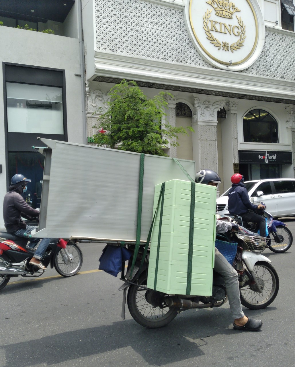 Nguy hiểm r&igrave;nh rập - Ảnh 2.