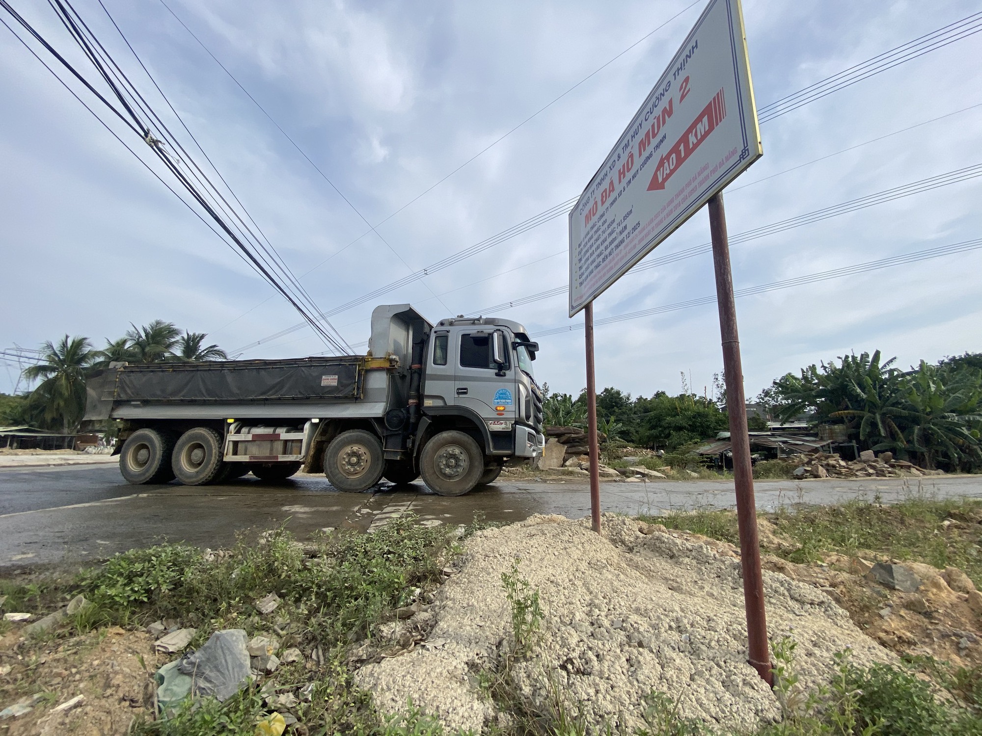 Đà Nẵng: Doanh nghiệp tự ý san lấp đất ruộng để mở đường vận chuyển đá