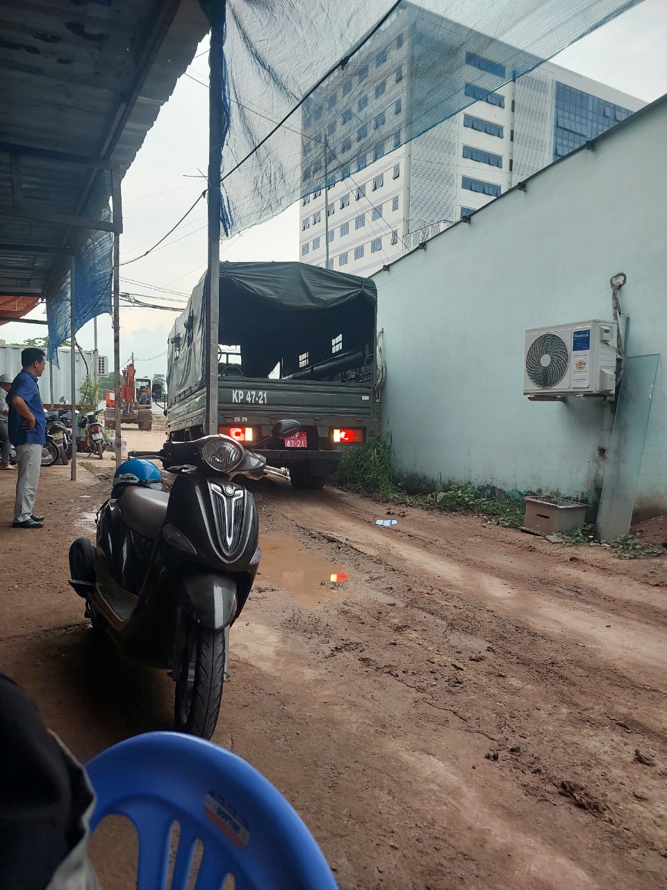 TP HCM: Phát hiện quả bom chưa nổ nằm trong khuôn viên một bệnh viện - Ảnh 3.