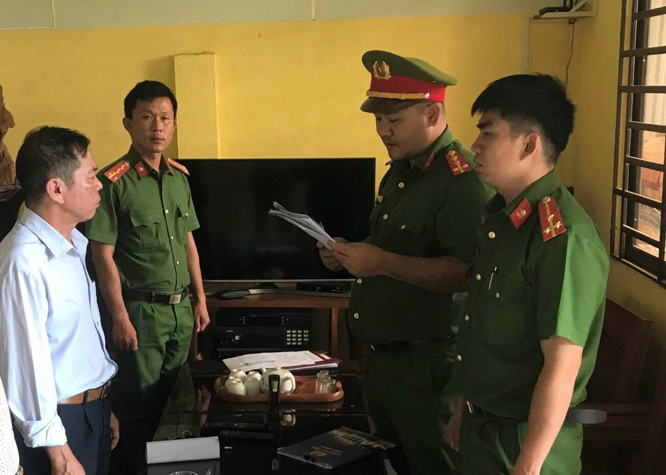 Khởi tố 2 c&aacute;n bộ tham mưu cấp bừa 65 sổ đỏ tr&ecirc;n đất rừng - Ảnh 1.