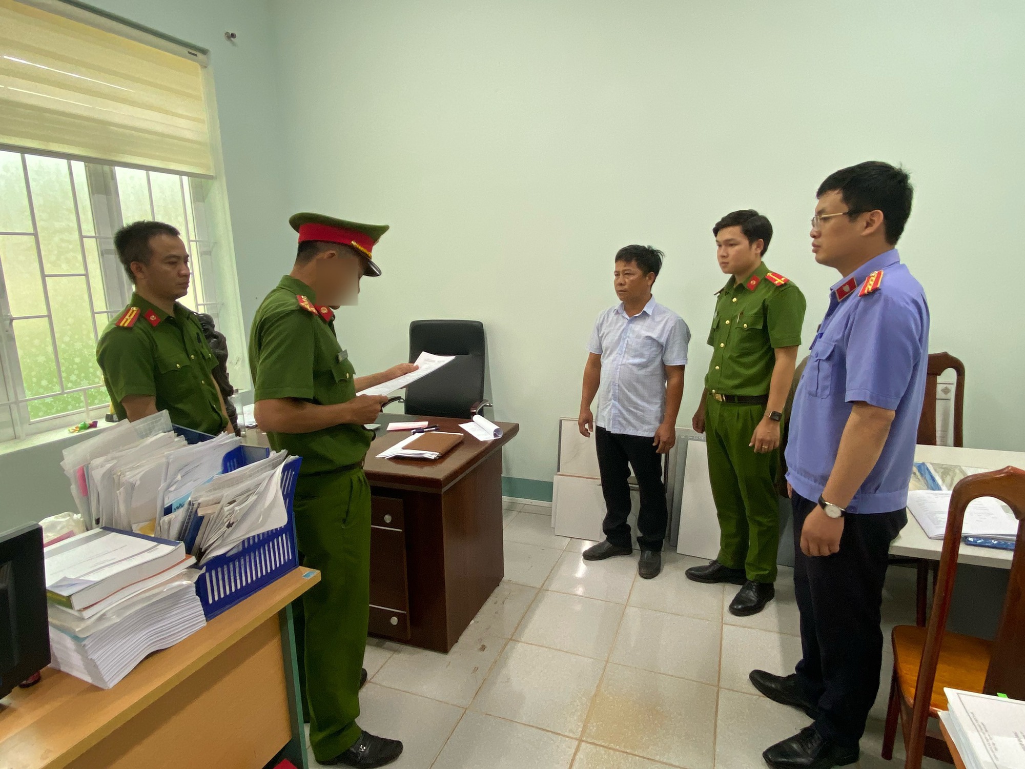 Khởi tố nguy&ecirc;n Gi&aacute;m đốc Sở X&acirc;y dựng Đắk N&ocirc;ng v&agrave; đồng phạm - Ảnh 1.